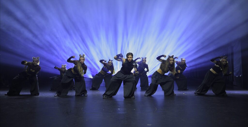 005 YOUNG KENDI BAILARINAS SON AMAR 1