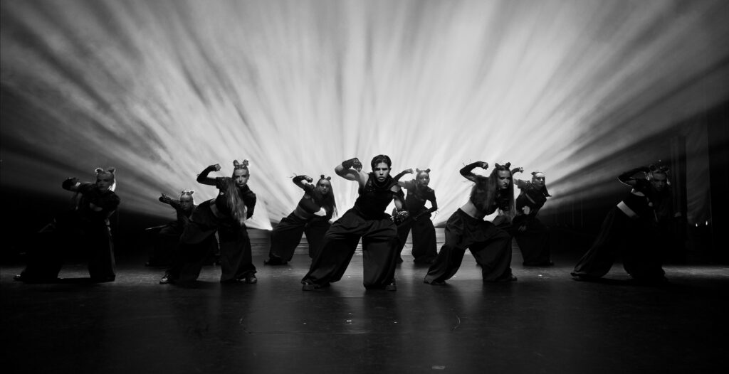 005 YOUNG KENDI BAILARINAS SON AMAR 1 (BLANCO Y NEGRO)