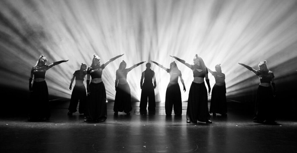 005 YOUNG KENDI BAILARINAS SON AMAR 2 (BLANCO Y NEGRO) copia