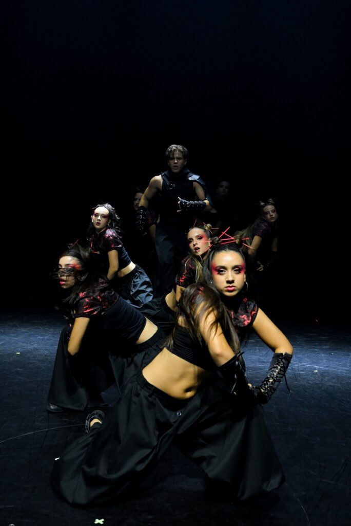 009 YOUNG KENDI Y BAILARINAS VERTICAL